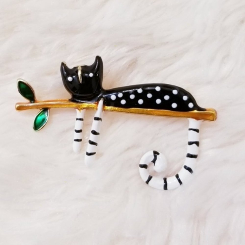 18K Gold Lazy Cat Brooch - Picture 13 of 16